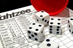 Hasbro Yahtzee -Plateau Jeux Magasin hasbro yahtzee 1